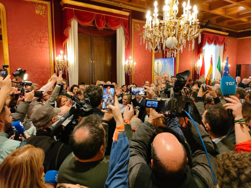 Expectación en el Salón de Plenos del Ayuntamiento de Granada tras la elección como finalista de la ciudad para la Capitalidad 20 de (EUROPA PRESS) Expectación en el Salón de Plenos del Ayuntamiento de Granada tras la elección como finalista de la ciudad para la Capitalidad 20 de (EUROPA PRESS)