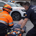 Miembros de la Policía Local y de Protección Civil de la ciudad granadina de Armilla han actuado en una emergencia después de que un hombre sufriera una hemorragia cerebral y lo movilizaron y trasladaron a un centro hospitalario (POLICÍA LOCAL DE ARMILLA)