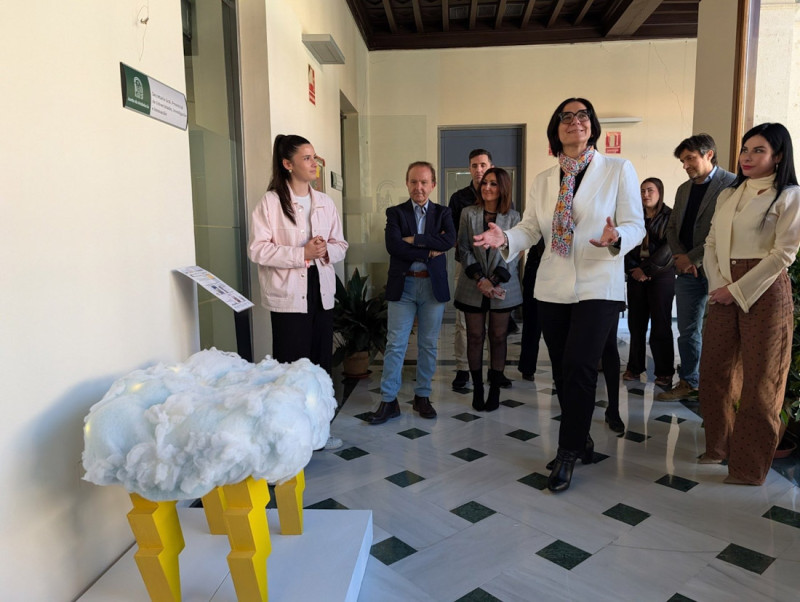 La delegada de Desarrollo Educativo y Formación Profesional de la Junta en Granada, María José Martín, recorre la exposición 'Un lugar en el mundo' (JUNTA DE ANDALUCÍA)