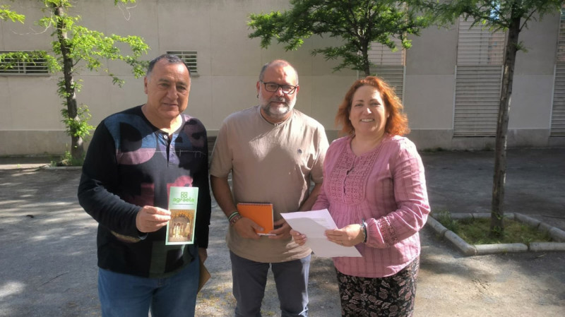 La diputada provincial de IU en Granada y coportavoz de Por Andalucía, Mari Carmen Pérez, y el candidato de Por Andalucía por la provincia de Granada, Rafa Sánchez Rufo, muestran su apoyo a los pacientes de ELA. (POR ANDALUCÍA / IU GRANADA)