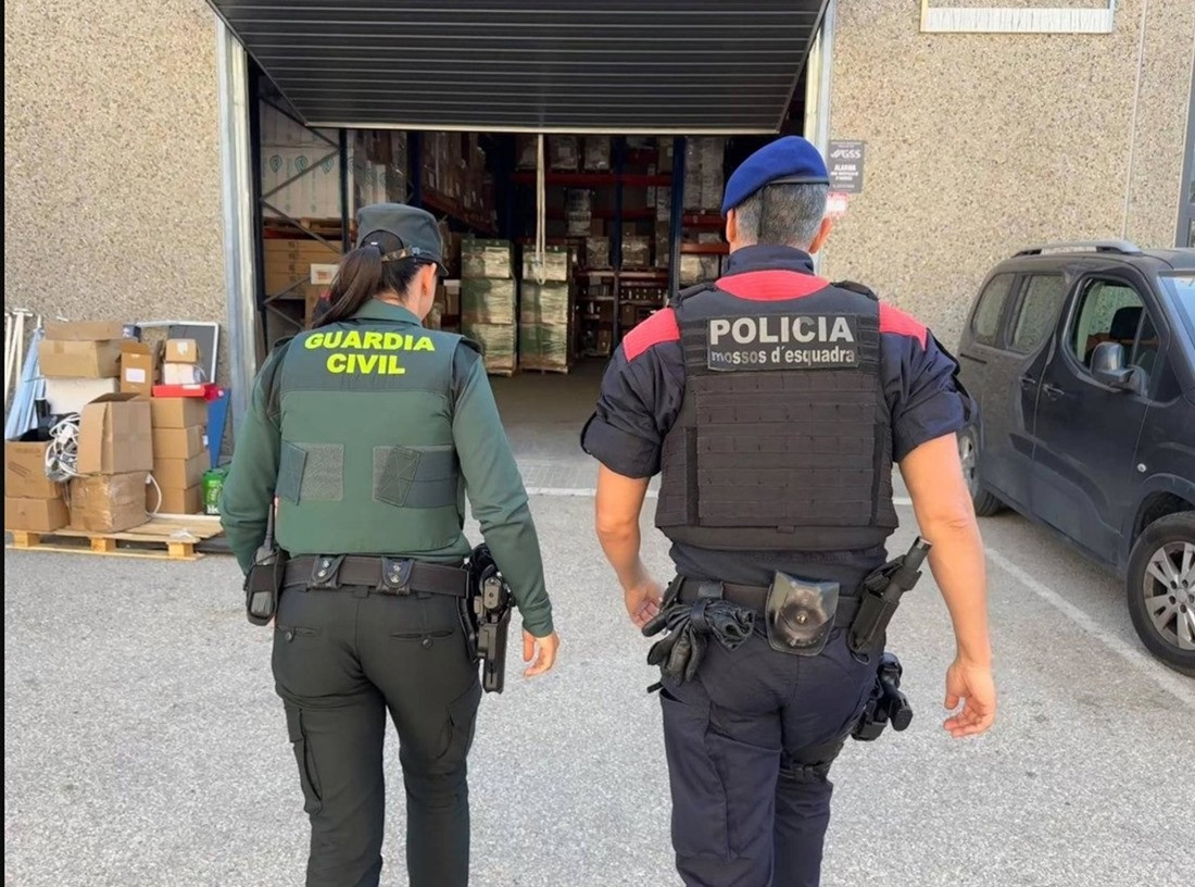 Una agente de la Guardia Civil y otro de los Mossos d'Esquadra en un operativo conjunto contra una red de tráfico de marihuana (MOSSOS D'ESQUADRA)