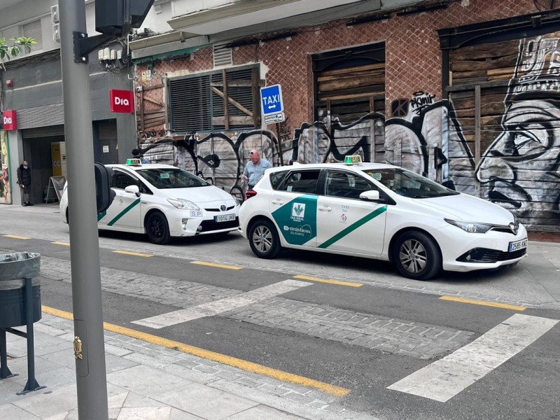 Dos taxis estacionados en una calle de Granada. Archivo (EUROPA PRESS)