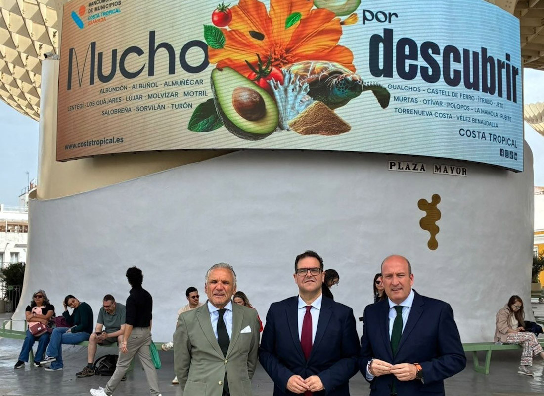 El presidente de la Mancomunidad de Municipios de la Costa Tropical, Rafael Caballero, junto al director general de Turismo del Ayuntamiento de Sevilla, Juan José Domínguez (MANCOMUNIDAD COSTA TROPICAL)