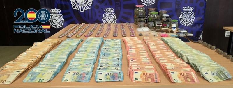 Los agentes aprehendieron 350 bellotas de hachís (más de 3,5 kilos), cinco tabletas de hachís, 13 frascos con marihuana, una balanza de precisión, 120 pastillas entre éxtasis y MDMA  y 56.000 euros (POLICÍA NACIONAL)