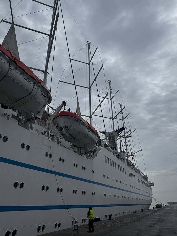 El puerto de Motril (Granada) ha recibido este viernes la visita del Club Med 2, considerado el velero de crucero comercial más grande del mundo (PUERTO DE MOTRIL)