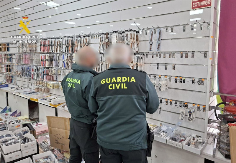 Agentes de la Guardia Civil desarticulando los productos falsificados (GUARDIA CIVIL)