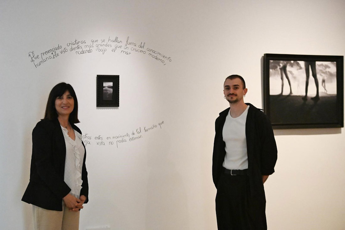 La diputada provincial de Cultura y Educación, Pilar Caracuel, ha presentado la exposición 'Amigo Virgilio', junto al artista granadino Aureliano Santa-Olalla, (DIPUTACIÓN DE GRANADA)