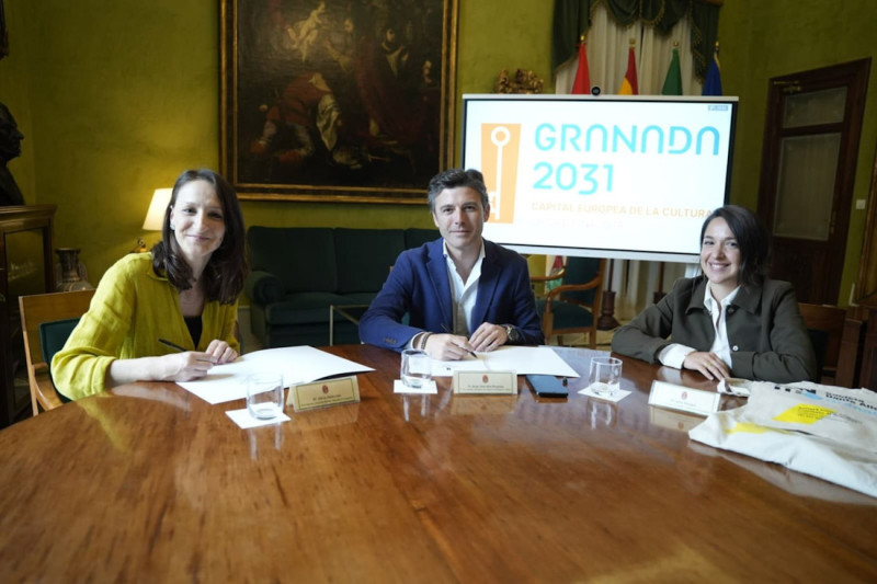 El concejal de Cultura, Jorge Saavedra, y la presidenta de la Società Dante Alighieri, Silvia Datteroni, en el acuerdo (AYUNTAMIENTO DE GRANADA)