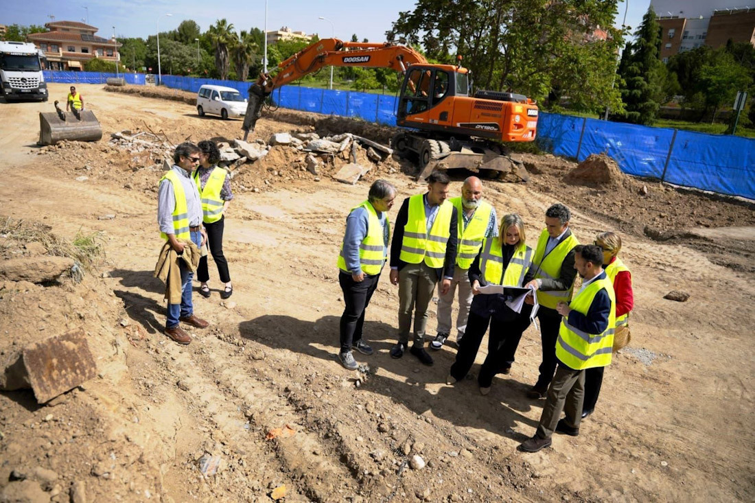 La alcaldesa de Granada, Marifrán Carazo, ha visitado las obras del nuevo parque en la Avenida de Andalucía (AYUNTAMIENTO DE GRANADA)