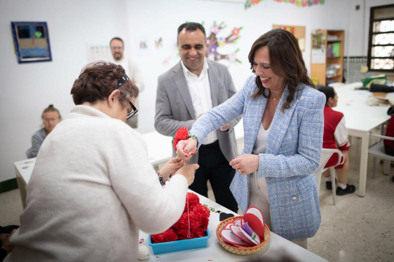 La candidata número uno del PP por Granada a las elecciones del 17 de mayo, Rocío Díaz, acompañada por el presidente provincial Francis Rodríguez, ha defendido este martes que las políticas sociales 