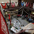 Varias personan visitan la cruz instalada en la corrala de la Asociación Provincial de Mayores Vecinales de Granada. Archivo (ÁLEX CÁMARA - EUROPA PRESS)