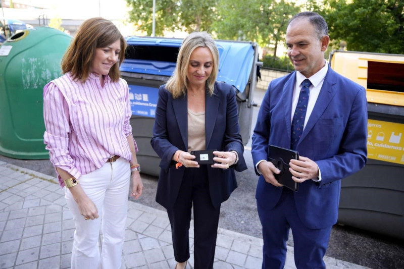 La alcaldesa, Marifrán Carazo, ha explicado que la ciudad ya cuenta con los primeros 1.000 sensores de llenado instalados en los contenedores (AYUNTAMIENTO DE GRANADA)