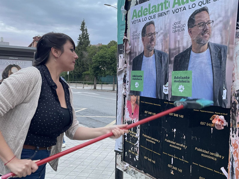 La candidata de Adelante por la provincia de Granada, Inma Manzano, en una pegada de carteles en Comedores Universitarios (ADELANTE ANDALUCÍA)