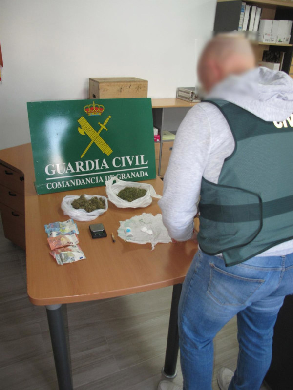 Durante el registro, los agentes intervinieron un total de 41 gramos de cogollos de marihuana, 77 gramos de picadura de marihuana y 12 gramos de cocaína en roca, sustancias presuntamente destinadas a su distribución al por menor (GUARDIA CIVIL)