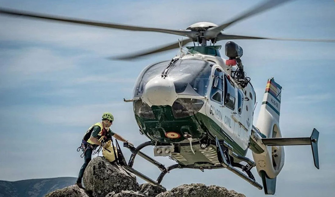 Helicóptero que acudió a la zona donde una escaladora cayó a una altura de 200 metros (112 ANDALUCÍA)