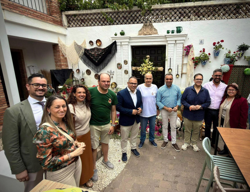 El presidente de la Diputación de Granada, Francis Rodríguez, y el alcalde de Almuñécar, Juanjo Ruiz Joya, en las Cruces de Mayo de la localidad (DIPUTACIÓN DE GRANADA)