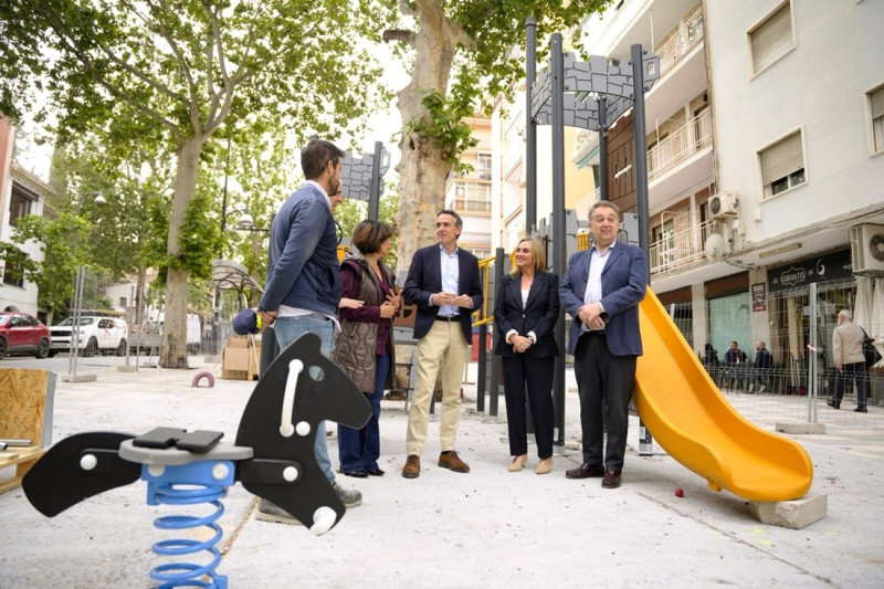 Visita a la nueva zona infantil de la Avenida Cervantes (AYTO. GRANADA)