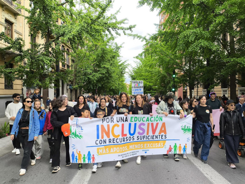 La candidata de Adelante Andalucía por Granada, Inmaculada Manzano, ha secundado la manifestación convocada por la asociación Teayudo Granada en representación de las familias de alumnado NEAE (ADELANTE ANDALUCÍA)