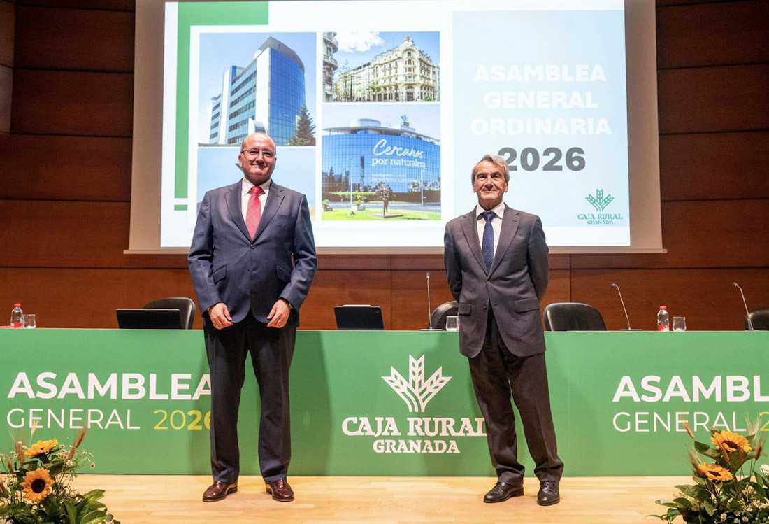 El Director General de Caja Rural Granada, Antonio Serrano y el Presidente, Antonio León, antes del comienzo de la Asamblea 2026 celebada este lunes (CAJA RURAL DE GRANADA)