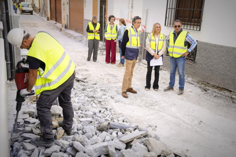 La alcaldesa de Granada, Marifrán Carazo, visita las obras en la calle Santiago !AYUNTAMIENTO DE GRANADA)