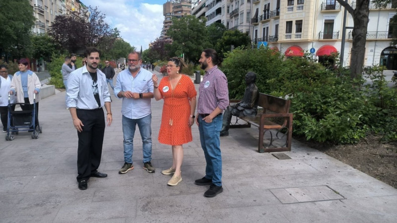 El candidato número uno de la lista de Por Andalucía al parlamento andaluz por Granada, Rafael S. Rufo, junto a otros candidatos en la avenida de la Constitución (POR ANDALUCÍA)
