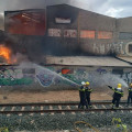 Imagen cedida por Protección Civil de Peligros (Granada) en la que se puede ver a los bomberos trabajando en las tareas de extinción del incendio declarado en una nave industrial de la localidad (PROTECCIÓN CIVIL PELIGROS)