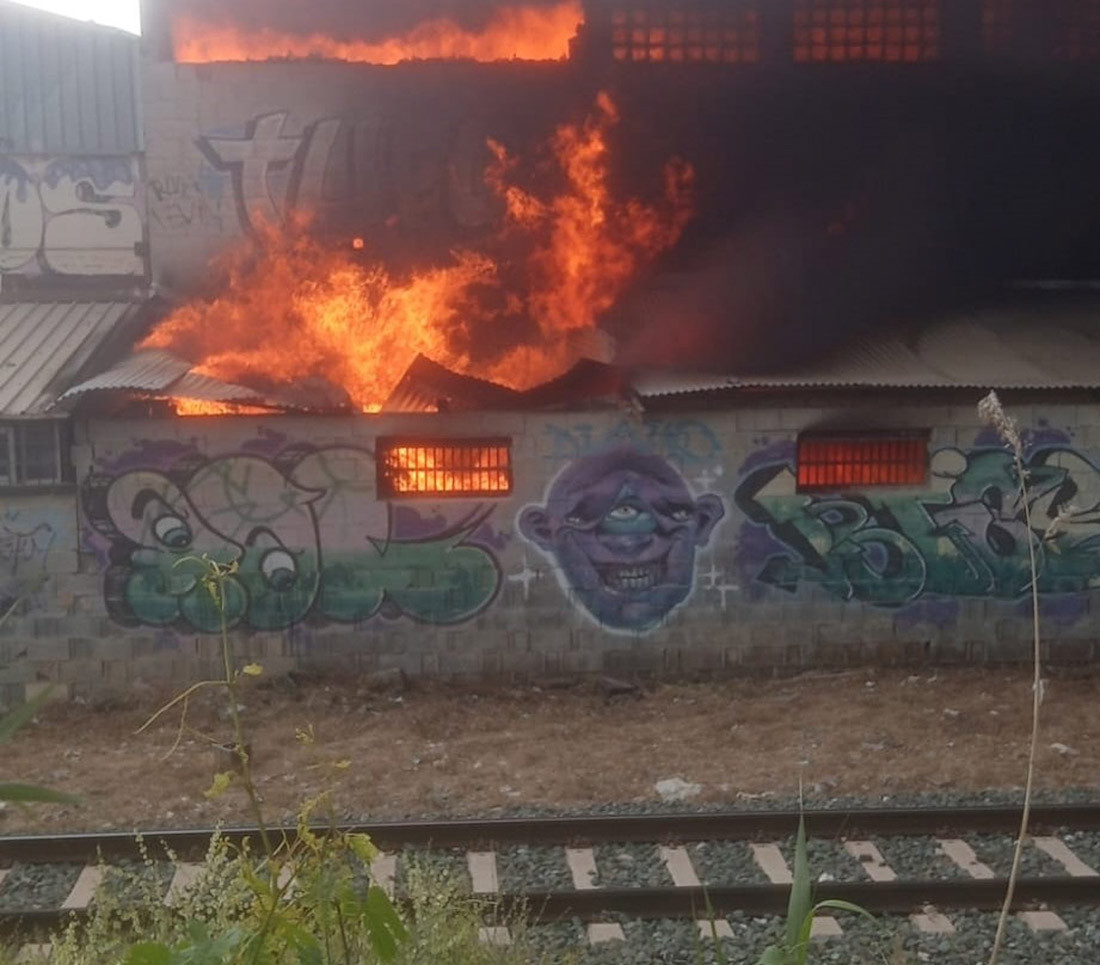 Incendio en una nave de textiles en el Polígono Juncaril (PROTECCIÓN CIVIL PELIGROS)