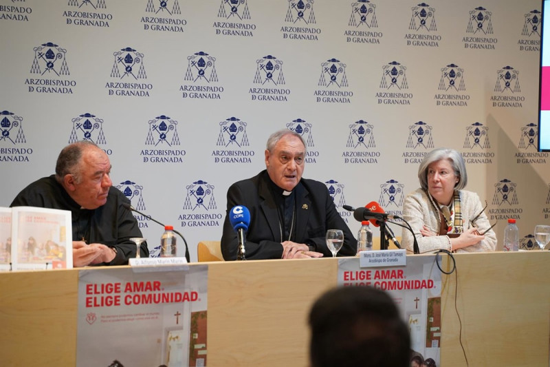 El arzobispo de Granada, Jose María Gil Tamayo; el delegado episcopal de Cáritas Granada, Alfonso Marín; y la directora de Cáritas Granada, Luisa María maeso (ARZOBISPADO DE GRANADA)