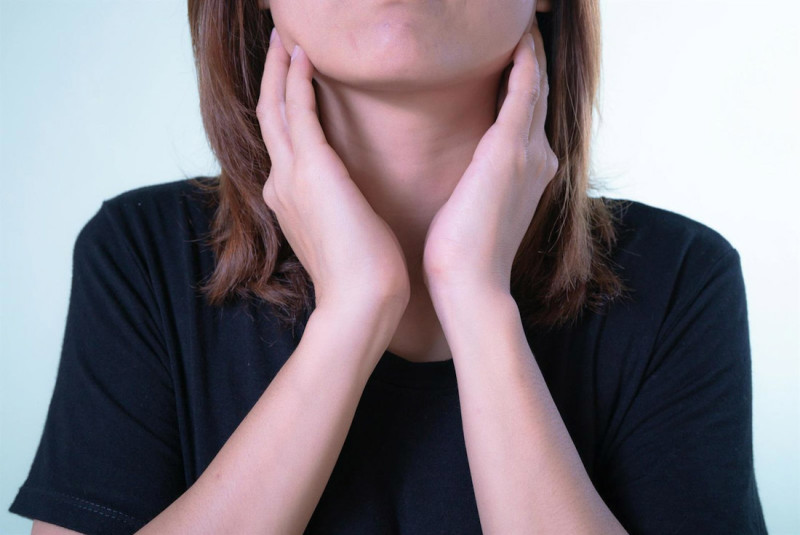 Mujer tocándose la garganta (UGR) Mujer tocándose la garganta (UGR)