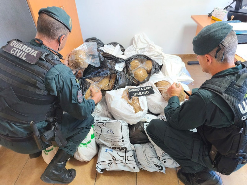 La Guardia Civil ha puesto a disposición judicial a una mujer de 47 años como presunta autora de un delito de contrabando de tabaco cuando circulaba por la localidad de Iznalloz (Granada) y fue interceptada con 156 kilos de este material (GUARDIA CIVIL)