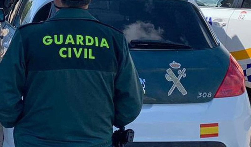 Un agente de la Guardia Civil junto a un vehículo oficial (GUARDIA CIVIL)
