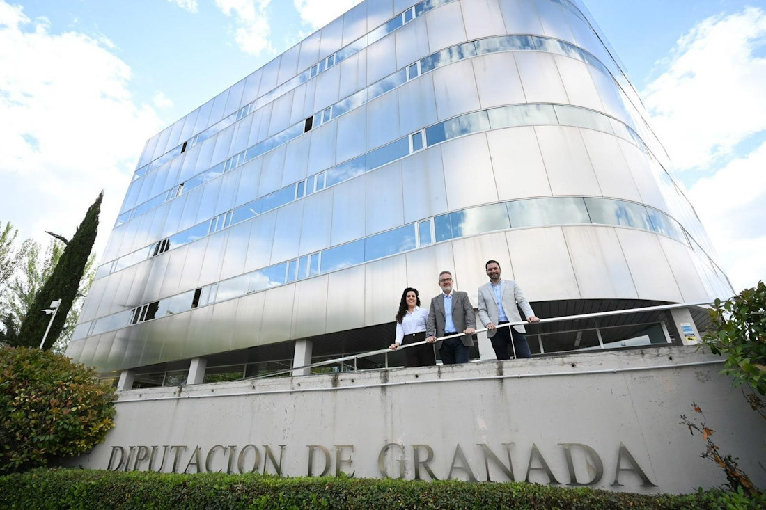El diputado de Fondos Europeos, Desarrollo, Industria y Empleo, Antonio Díaz, junto al presidente de AJE Granada, Alejandro Aguado (DIPUTACIÓN DE GRANADA)