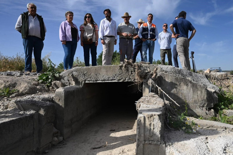 El delegado del Gobierno andaluz en Granada, Antonio Granados, ha visitado las obras de emergencia que la Junta ejecuta en el camino rural El Arroyo, en el término municipal de Láchar (JUNTA) El delegado del Gobierno andaluz en Granada, Antonio Granados, ha visitado las obras de emergencia que la Junta ejecuta en el camino rural El Arroyo, en el término municipal de Láchar (JUNTA)
