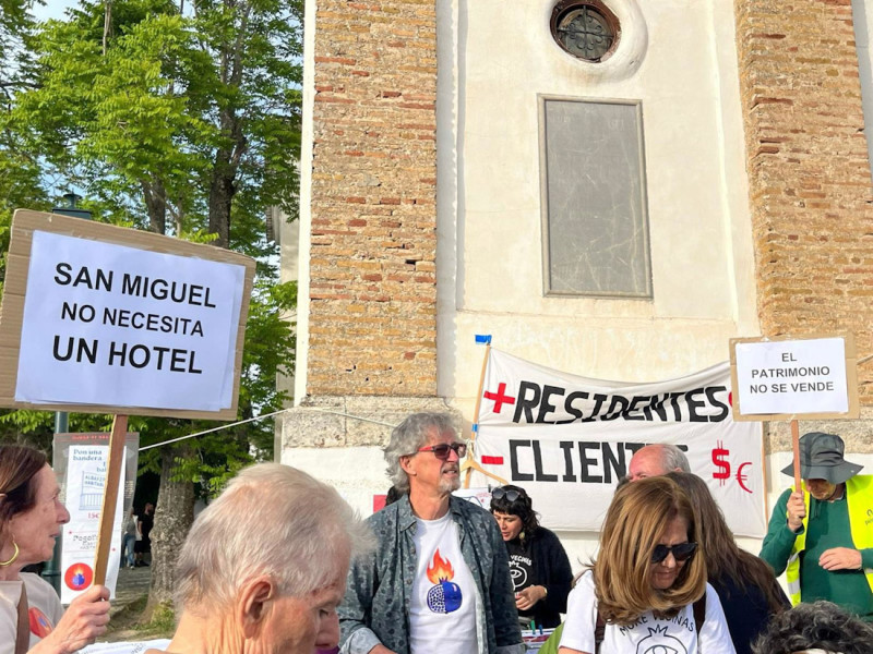 Imagen de una protesta en contra de la subasta del antiguo CIMI de San Miguel Alto, en Granada capital, proceso de enajenación que ha quedado desierto al no presentarse ninguna oferta (ALBAYZÍN HABITABLE)