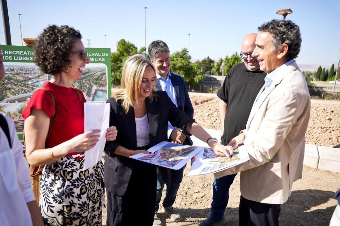 La alcaldesa de Granada, Marifrán Carazo, durante una visita al Parque de las Familias (AYUNTAMIENTO DE GRANADA)