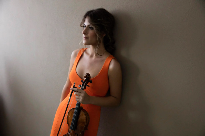La violinista ítalo-estadounidense Francesca Dego es reconocida internacionalmente por la profundidad de sus interpretaciones y su impecable técnica estará en Úbeda y en Granada junto a la OGC para esta clausura de temporada (OCG) La violinista ítalo-estadounidense Francesca Dego es reconocida internacionalmente por la profundidad de sus interpretaciones y su impecable técnica estará en Úbeda y en Granada junto a la OGC para esta clausura de temporada (OCG)