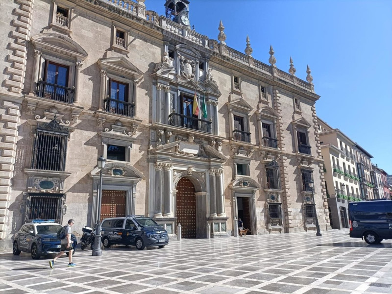 Furgones policiales con motivo del juicio por el crimen de Atarfe (EUROPA PRESS)