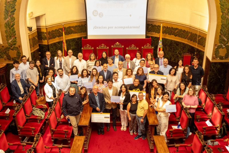 Foto de familia de los premiados (HUSC)