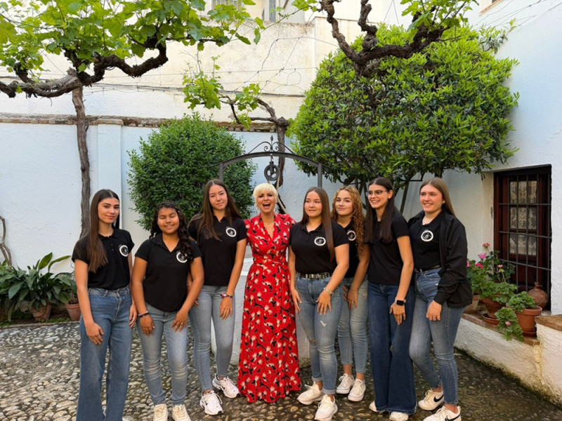 Pasión Vega junto a alumnas del IES Fernando de los Ríos (AYTO. FUENTE VAQUEROS)