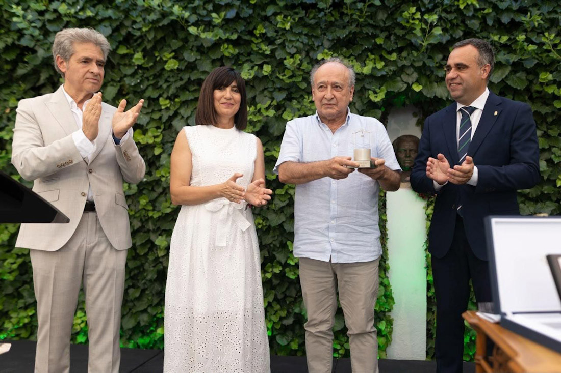 El presidente de la Diputación de Granada, Francis Rodríguez, ha entregado la distinción del Pozo de Plata 2026 al colectivo 'Comisión de los 33' (DIPUTACIÓN DE GRANADA)