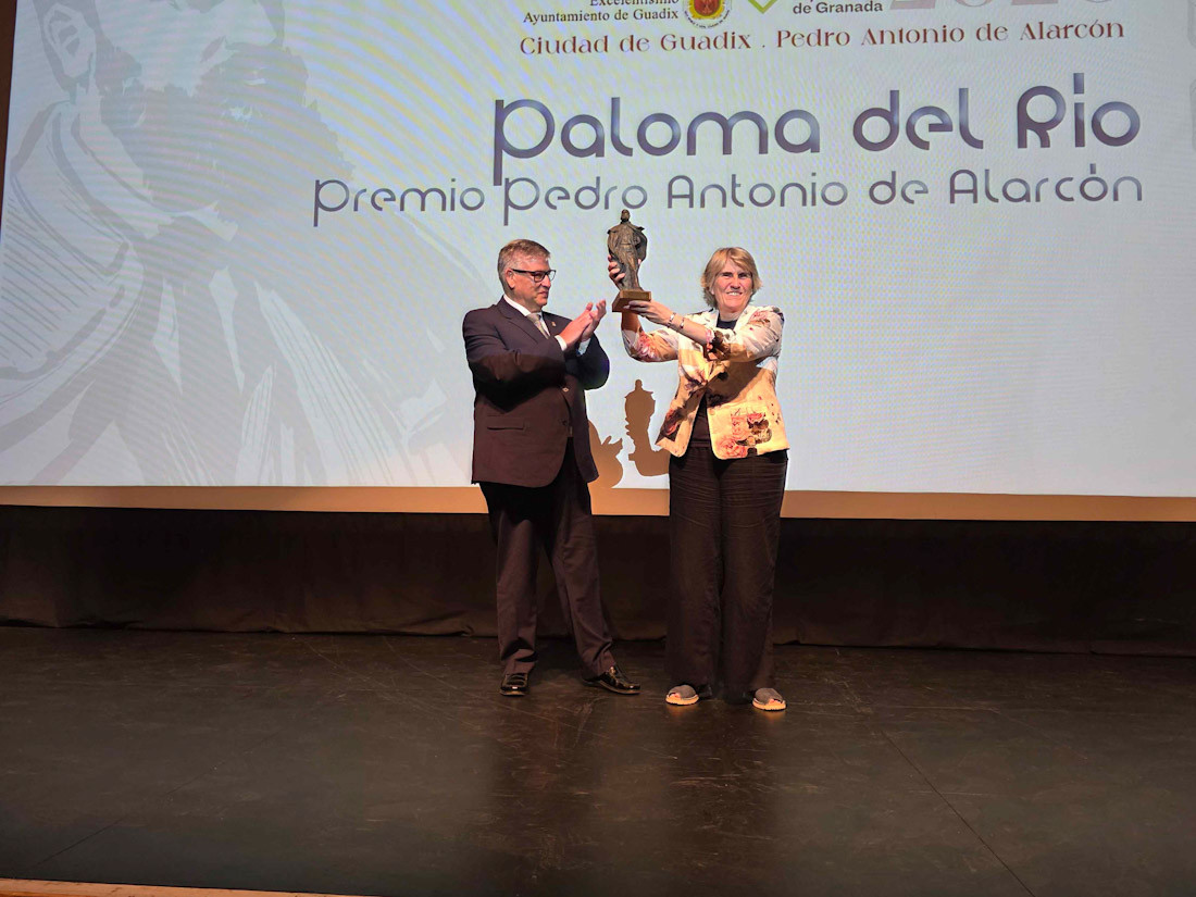 Paloma del Río recoge el premio (AYTO. GUADIX)