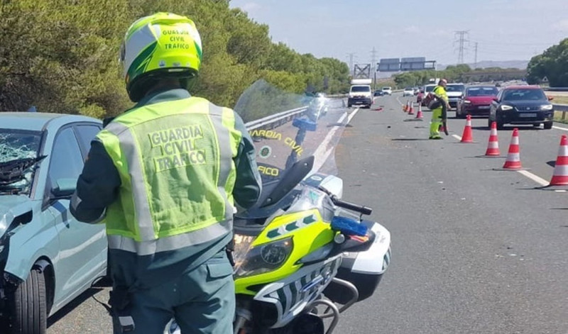 Agente de la Guardia Civil de Tráfico en un accidente (GUARDIA CIVIL)
