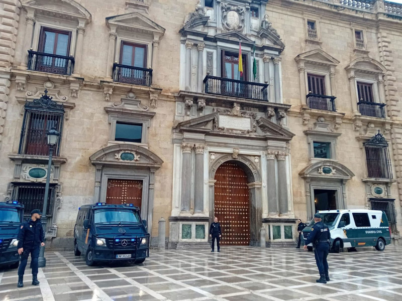 Varios furgones de la Policía Nacional en la Real Chancillería de Granada con motivo del juicio por el crimen de Atarfe. Archivo.