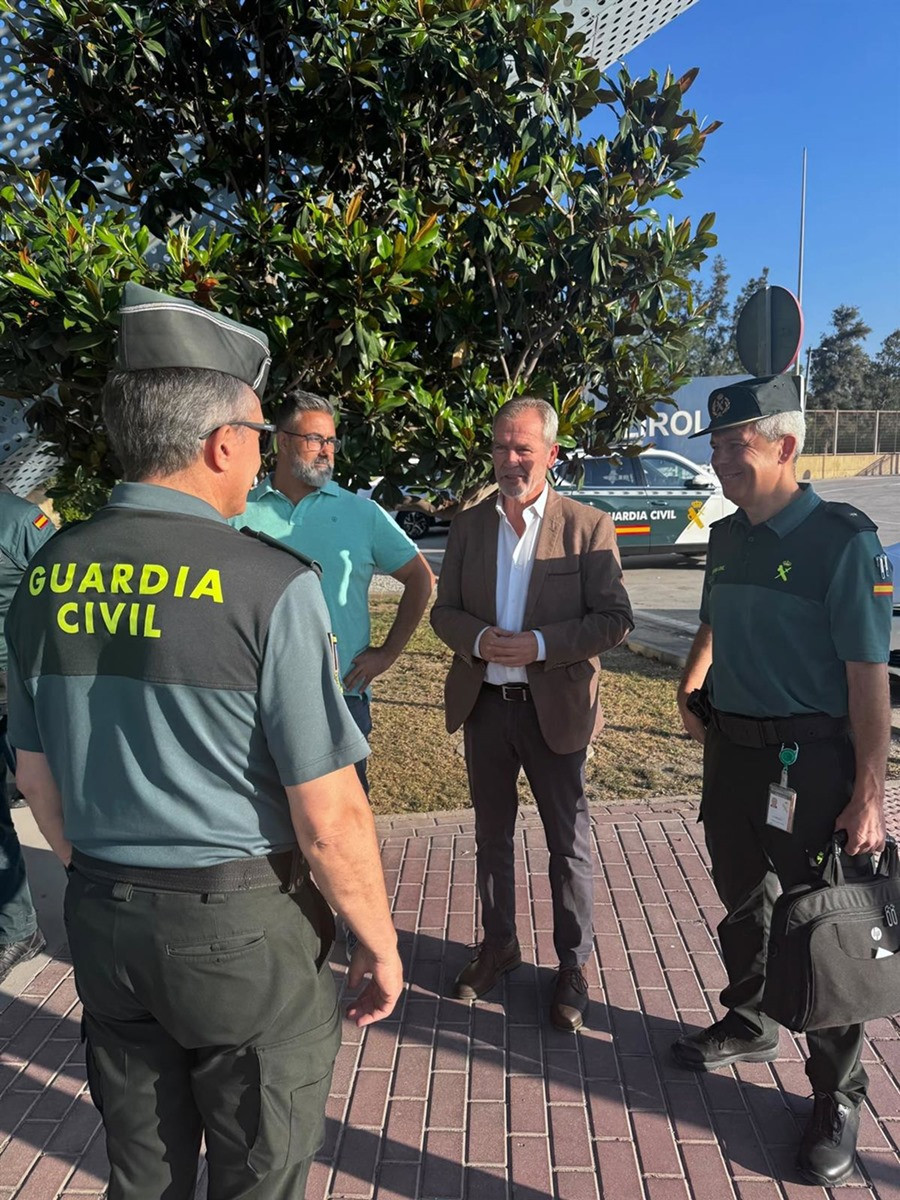 El presidente de la Autoridad Portuaria de Motril, José García Fuentes, junto a efectivos de la Guardia Civil (PUERTO DE MOTRIL)