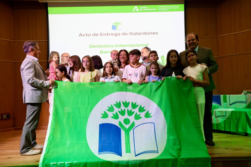 Escolares con la bandera verde (JUNTA)