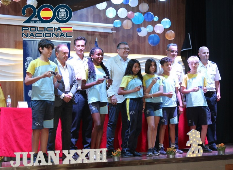Entrega de los carnés (POLICIA NACIONAL)