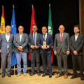 El presidente de la Diputación de Granada, Francis Rodríguez, recoge la Escoba de Platino a la gestión de la Ecocentral Granada (DIPUTACIÓN DE GRANADA)