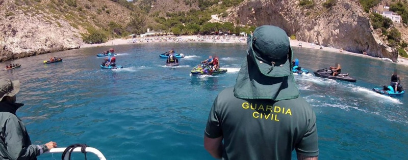 La Guardia Civil denuncia en Almuñécar a los pilotos de diez motos náuticas por navegar en el Paraje Natural Acantilados de Maro-Cerro Gordo (GUARDIA CIVIL) La Guardia Civil denuncia en Almuñécar a los pilotos de diez motos náuticas por navegar en el Paraje Natural Acantilados de Maro-Cerro Gordo (GUARDIA CIVIL)