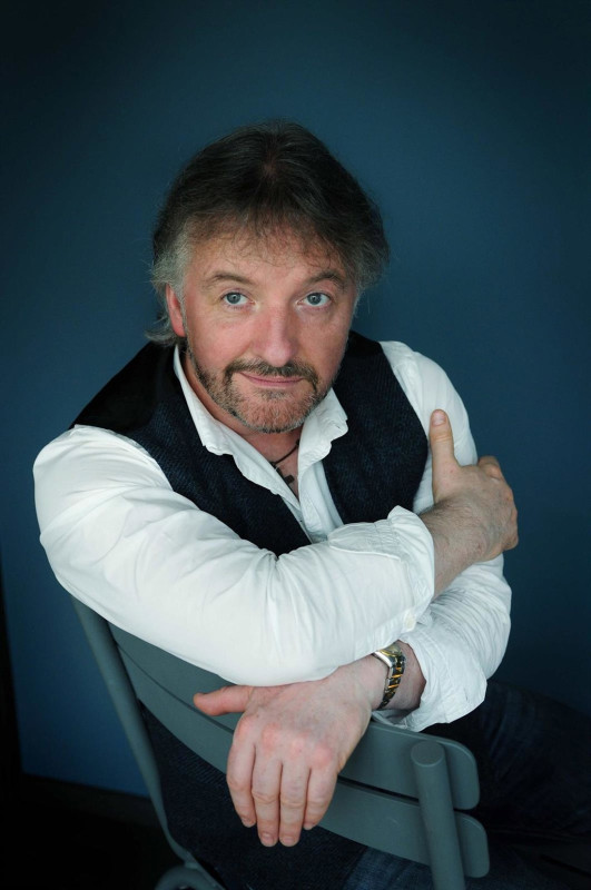 El próximo miércoles, 17 de junio, el escritor irlandés John Connolly conversará con Alfonso Salazar con motivo de la publicación de su nuevo libro’ Hijos de Eva’ (Ed. Tusquets), dentro del ciclo ‘Círculo Negro’. Este nuevo ciclo se inaugura en Granada. El próximo miércoles, 17 de junio, el escritor irlandés John Connolly conversará con Alfonso Salazar con motivo de la publicación de su nuevo libro’ Hijos de Eva’ (Ed. Tusquets), dentro del ciclo ‘Círculo Negro’. Este nuevo ciclo se inaugura en Granada.