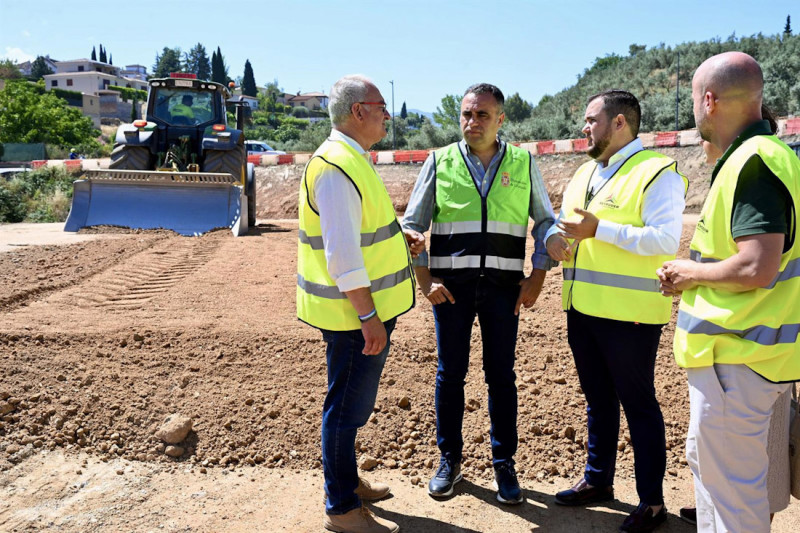 El presidente de la Diputación de Granada, Francis Rodríguez, visita las obras de construcción de la nueva glorieta que la institución ejecuta en la GR-3209 (DIPUTACIÓN DE GRANADA)